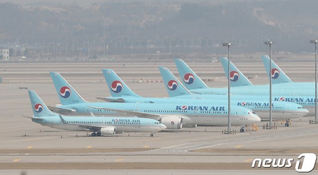 25일 인천국제공항 계류장에 대한항공 항공기가 멈춰서 있다. 2020.3.25/뉴스1 © News1