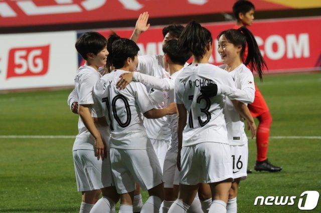 한국 여자축구가 2020년 처음 발표된 FIFA 랭킹에서 18위에 올랐다. © News1