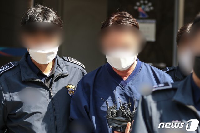 1조6000억원 규모 ‘라임자산운용 환매 중단 사태’와 관련해 긴급 체포된 신한금융투자 전 본부장 임모 씨가 27일 오후 서울 양천구 서울남부지방법원에서 구속 전 피의자심문(영장실질심사)을 받고 청사를 나서고 있다. © News1