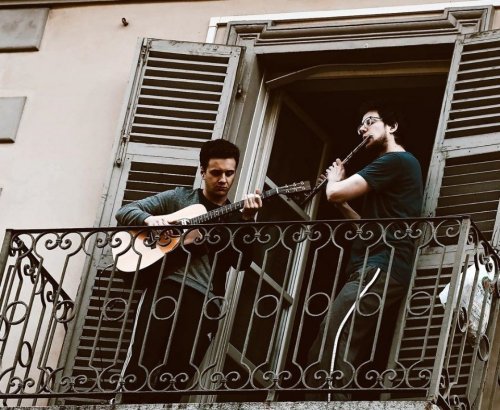 발코니로 나와 음악을 연주하는 이탈리아 시민들. 출처 인스타그램 @balconymuseum