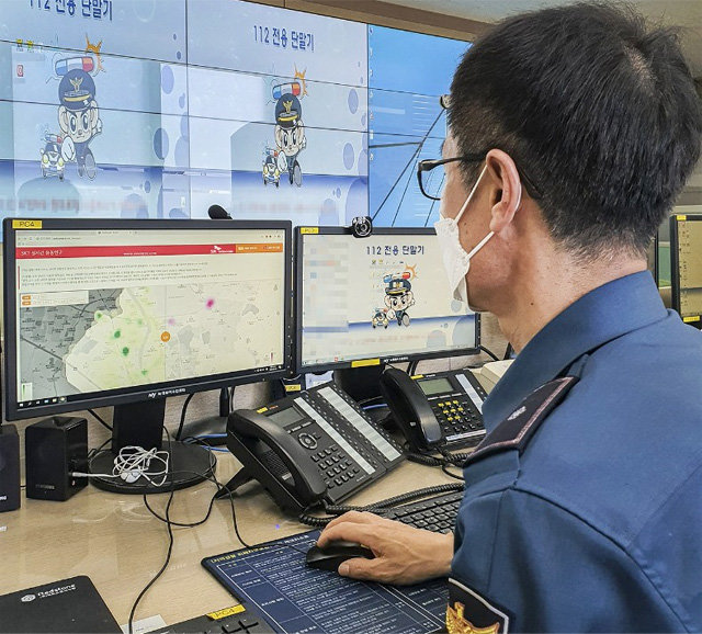 경북 경산경찰서의 한 직원이 빅데이터 분석을 통해 제공되는 실시간 유동인구 분석 시스템 ‘지오비전’을 지켜보고 있다. SK텔레콤 제공