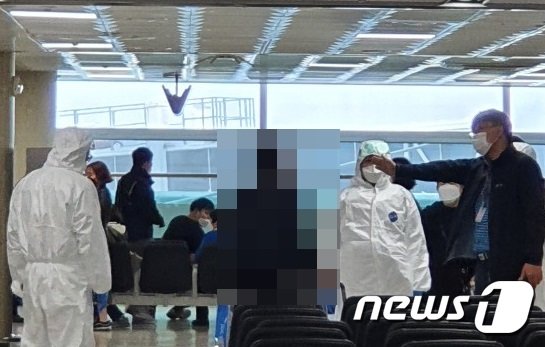 제주도는 자가격리 대상인 A씨 등 2명을 28일 제주국제공항 JDC면세점 인근 대합실에서 발견해 격리 조치했다고 밝혔다(독자 제공)© 뉴스1