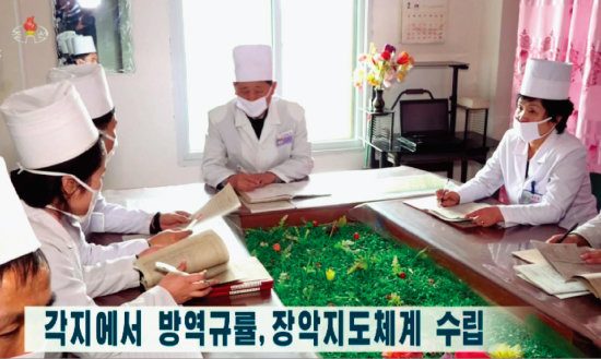 북한 조선중앙TV가 2월 12일 코로나19 예방을 위한 전염병 예방사업 관련 선전 보도를 하고 있다. 조선중앙TV 캡처