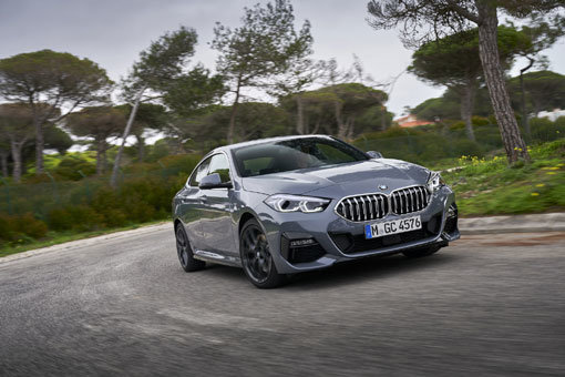 BMW가 컴팩트 세그먼트에서 최초로 선보이는 4도어 쿠페인 뉴 2시리즈 그란쿠페는 스포티하고 유려한 디자인, 다이내믹한 주행 
성능과 첨단 안전사양, 뛰어난 가성비 등을 갖춰 20-40 소비자들의 주목을 받고 있다. 사진제공｜BMW코리아