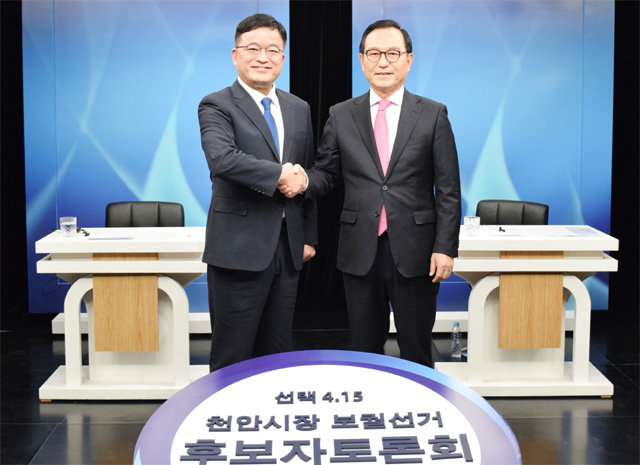 23일 한 방송의 천안시장 후보 토론회에 나온 한태선 후보(왼쪽)와 박상돈 후보. 두 후보만 토론을 벌였다. 뉴시스