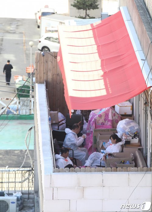 지난 22일 신종 코로나바이러스 감염증(코로나19) 확진자가 집단으로 발생한 경기 군포시 효사랑요양원에서 의료진이 식사를 하고 있다. 2020.3.22 /© News1