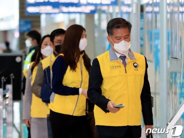 송세원 여권과장을 팀장으로 하는 외교부 신속대응팀이 30일 인천국제공항 제2여객터미널에서 이탈리아로 출국하고 있다. 외교부 신속대응팀은 이탈리아 밀라노에서 전세기를 통해 신종 코로나바이러스 감염증(코로나19) 확산으로 발이 묶였던 우리 교민 310여명을 태우고 귀국할 예정이다. © News1