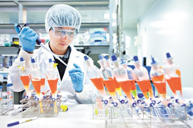 SK바이오사이언스 연구원이 백신 생산을 위한 연구를 하고 있다.