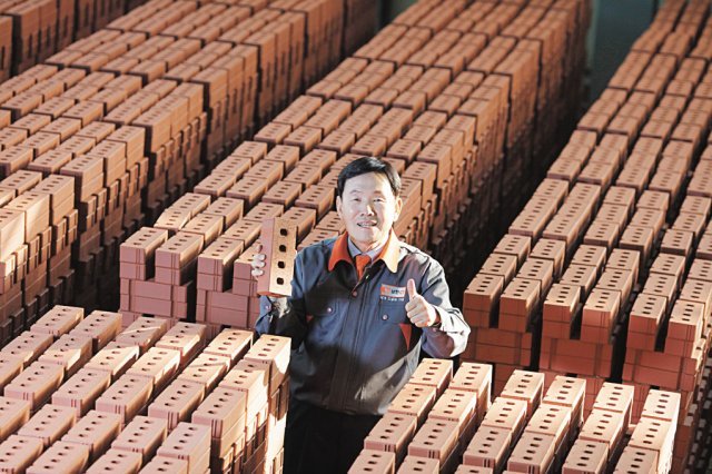 ㈜삼한씨원 한삼화 회장은 최고 품질의 황토벽돌을 만들기 위해 아낌없는 투자를 해오고 있다. ㈜삼한씨원 제공