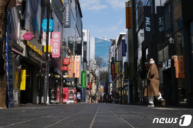 신종 코로나바이러스 감염증(코로나19) 여파로 19일 오후 서울 중구 명동 거리가 한산한 모습을 보이고 있다. 2020.3.19/뉴스1 © News1
