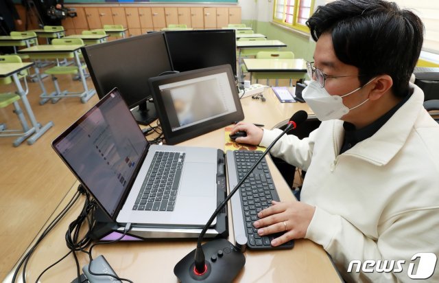 30일 원격교육 시범학교로 지정된 서울 송파구 영풍초등학교에서 교사가 온라인 수업을 하고 있다. © News1
