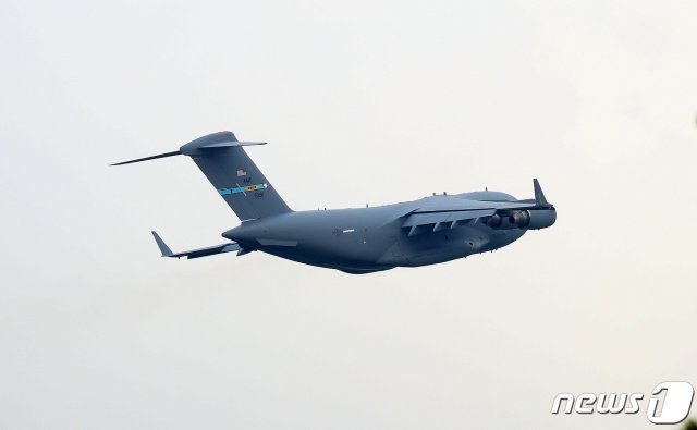 20일 베트남 하노이 노이바이국제공항에 도착해 물자수송을 마친 미국 C-17수송기가 이륙하고 있다. 2019.2.20/뉴스1 © News1