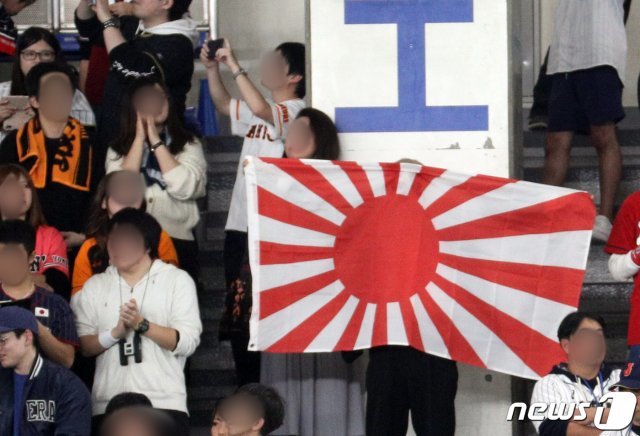 도쿄올림픽 조직위원회가 ‘욱일기’를 경기장 반입 금지 물품에서 제외시켜 논란이 예상된다.  © News1