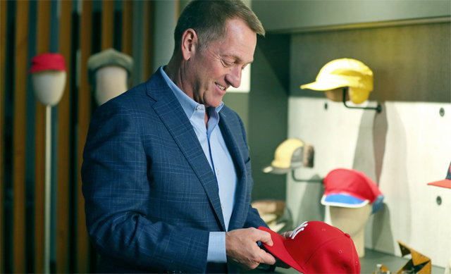 미국 패션 기업 뉴에라의 크리스 콕 최고경영자(CEO)가 자사 제품인 야구 모자를 살펴보고 있다. 1920년 미국 뉴욕주 버펄로에서 세워진 뉴에라는 동아일보와 마찬가지로 설립 100주년을 맞았다. 뉴에라 제공
