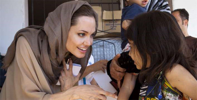앤젤리나 졸리가 2012년 레바논에서 시리아 난민 아이들에게 구호물품을 나눠 주고 있다. 졸리는 2001년 캄보디아에서 영화 ‘툼레이더’를 촬영하며 난민, 인권, 빈부 격차, 개발도상국의 어려움 등에 관심을 가지기 시작했다. 이를 계기로 캄보디아에서 장남 매덕스(19)를 입양했고 유엔난민기구에서 활동해왔다. UNHCR 제공