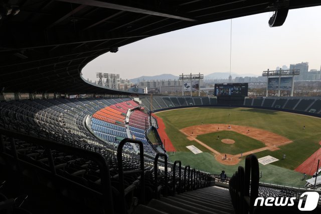 31일 오후 서울 송파구 잠실야구장에서 프로야구 두산베어스 자체 청백전이 진행되고 있다. © News1