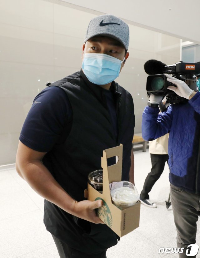 미국 MLB 탬파베이 레이스에서 활약하고 있는 최지만이 지난달 24일 오후 인천국제공항 제2터미널을 통해 입국하고 있다. 2020.3.24/뉴스1 © News1