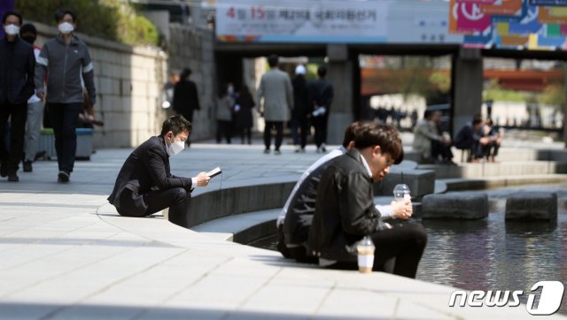 서울 청계천에서 시민들이 휴식을 보내고 있다. © News1