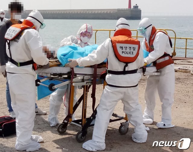환자 이송하는 해경 대원들(인천해양경찰서 제공)© 뉴스1