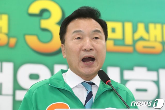 손학규 상임선거대책위원장이 1일 오전 서울 여의도 국회에서 열린 중앙선거대책위원회 발대식에서 모두발언을 하고 있다. 2020.4.1/뉴스1 © News1