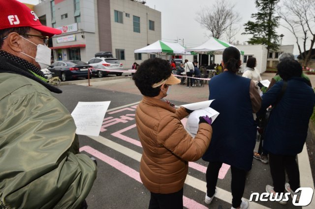 지난 1일 경북 포항시 남구 연일읍 주민들이 연일읍 사무소에서 경북도가 지급하는 신종 코로나바이러스 감염증(코로나19)긴급 재난 긴급생활비 신청을 하기 위해 즐을 서서 기다리고 있다, 경북도는 오는 29일까지 도내 23개 시군 읍면동 등에서 신청 받는다. © News1