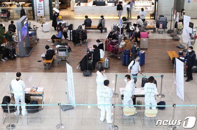 1일 인천국제공항 제1여객터미널에서 신종 코로나바이러스 감염증(코로나19) 무증상 입국자들이 전용 공항버스를 타기 위해 대기하고 있다. © News1