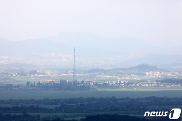 9일 경기도 파주시 파주 철거 경계초소 터에서 바라본 북한 기정동 마을의 모습. © News1