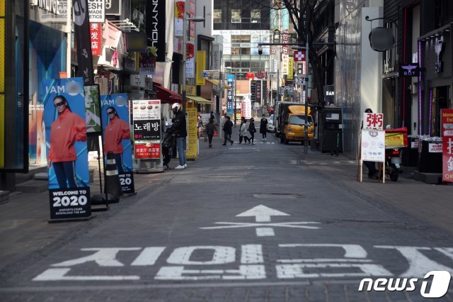 신종 코로나바이러스 감염증(코로나19) 여파로 휴업·폐업하는 매장들이 늘어가는 가운데 31일 오후 중구 명동거리가 한산하다. © News1