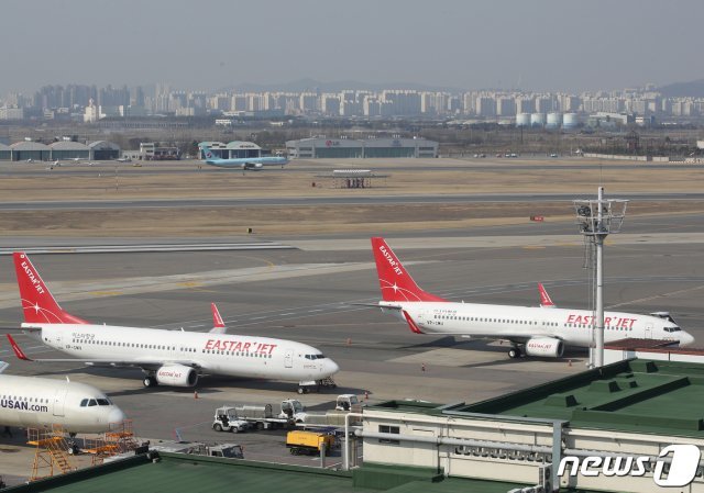 23일 서울 강서구 김포공항 국내선 계류장에 이스타항공 여객기가 멈춰서 있다. © News1