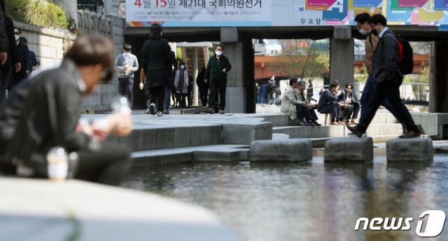 완연한 봄 날씨를 보인 30일 오후 서울 청계천에서 시민들이 휴식을 취하고 있다. 기상청은 낮과 밤의 일교차가 크게는 15도 이상 벌어지는 날씨가 이어져 건강관리에 주의를 당부했다.  © News1