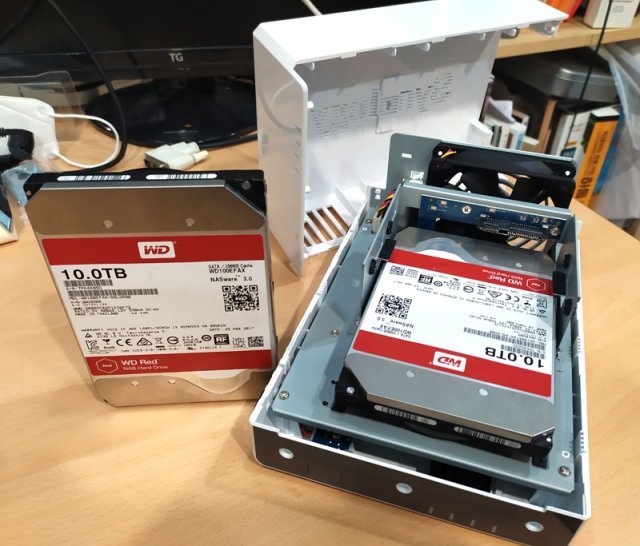 NAS 전용 HDD인 WD Red 10TB 2개를 설치하는 모습 (출처=IT동아)