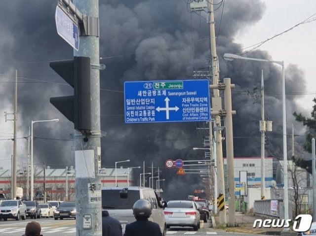 2일 오후 5시 36분경 전북 군산시 오식도동 한 신축공장서 화재가 발생해 소방이 진화작업을 벌이고 있다.2020.4.2/ 뉴스1(독자 제공)