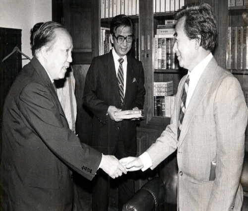 세상을 떠난 류종열 씨 대신 문화훈장을 받기 위해 한국을 방문한 아들 류종리(오른쪽) 씨가 1984년 9월 김상만 동아일보 명예회장을 예방해 환담하고 있다.