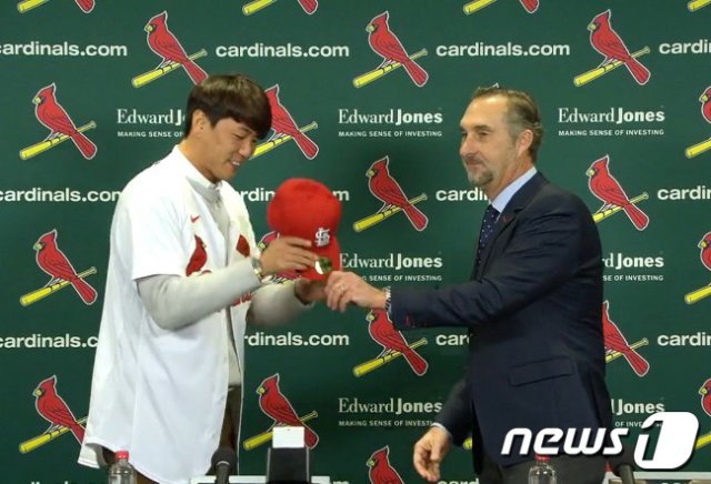 입단  기자회견에서 존 모젤리악 단장이 김광현에게 등번호 33번이 달린 유니폼과 모자를 전달하고 있는 모습. (세인트루이스 구단 트위터)