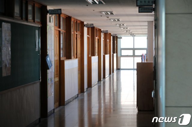 31일 오전 경기도 수원시 권선구 고색고등학교 3학년 교실 복도에 적막감이 돌고 있다. © News1