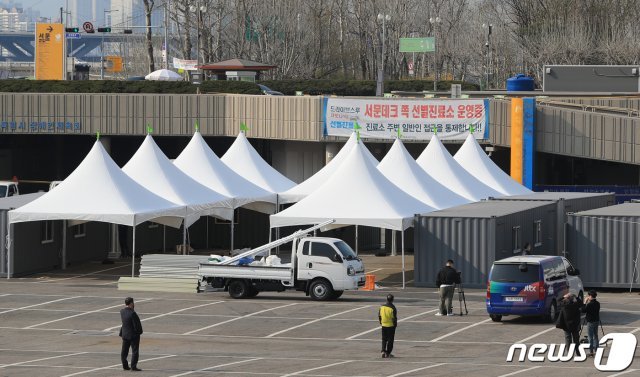 지난 2일 서울 송파구 잠실종합운동장에서 해외 입국자의 신종 코로나바이러스 감염증(코로나19) 진단 검사를 위한 선별진료소 설치 작업이 한창인 모습. © News1