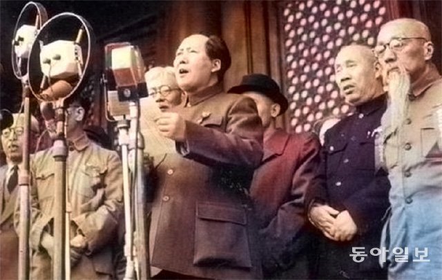 1949년 10월 1일 열린 중화인민공화국 건국기념식에서 마오쩌둥 국가주석이 톈안먼 성루 위에 서서 연설문을 읽고 있다. 동아일보DB