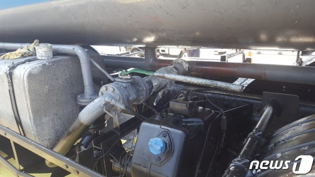 4일 부산에서 탱크로리 차량 호스가 파손돼 황산가스가 누출되는 사고가 났다.(부산소방재난본부 제공)