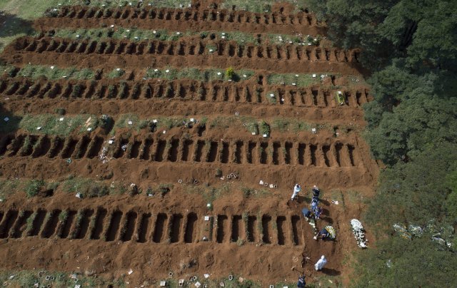 코로나19확산으로 매장 건수가 증가한 브라질 상파울루 빌라 포모사 공동묘지에서 2일 작업자들이 대량으로 무덤을 파고 있다. AP=뉴시스