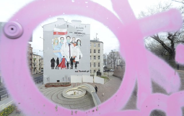 2일 폴란드 바르샤바 한 빌딩 벽에 “모든 영웅이 망토를 입는 것은 아니다”라는 문구로 코로나 바이러스 전염병 동안 폴란드 의료 서비스 제공자들에게 경의를 표하는 벽화가 그려져 있다. AP=뉴시스