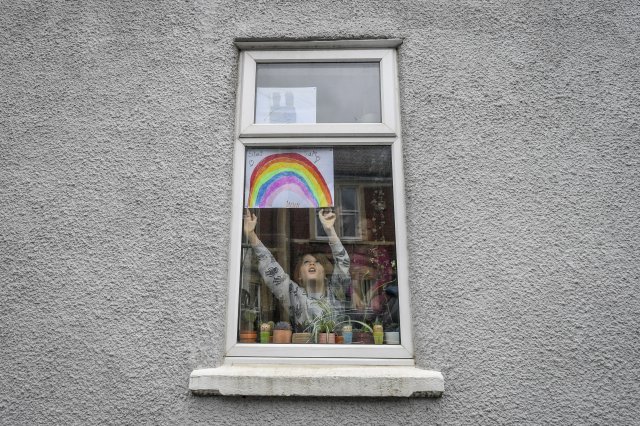일곱살 잭 터커 (Jack Tucker)가 지난 2 일 봉쇄령이 내려진 영국 브리스톨 베드민스터의 자신에 집 창문에서 코로나 확산 방지를 응원하는 무지개 그림을 내걸고 있다.  AP=뉴시스