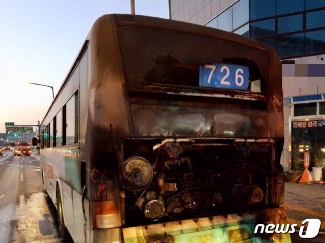 4일 오후 6시46분쯤 대구 서구 노원동 팔달로를 달리던 726번 시내버스에서 불이 나 손님들이 긴급 대피하는 소동이 빚어졌다.(대구소방본부 제공) 2020.4.4 © 뉴스1