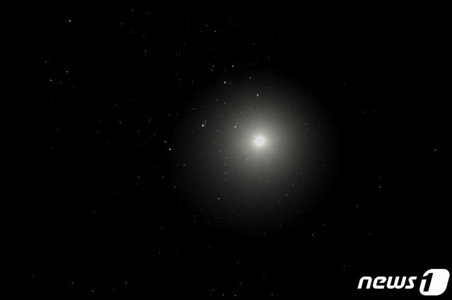 4일 충북 충주고구려천문과학관은 오늘 밤 금성과 플레이아데스성단이 관측상 가장 가까운 거리에 위치한다고 밝혔다. 사진은 3일 밤 고구려천문과학관에서 촬영한 금성과 플레이아데스성단의 모습.2020.04.04/© 뉴스1