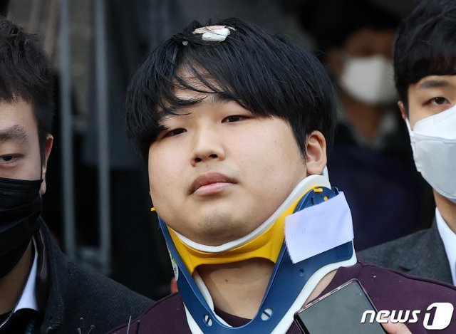 인터넷 메신저 텔레그램에서 미성년자를 포함한 여성들의 성 착취물을 제작 및 유포한 혐의를 받는 ‘박사방’ 운영자 조주빈(25)이 지난달 25일 서울 종로구 종로경찰서 유치장에서 나와 검찰로 송치되고 있다. © News1