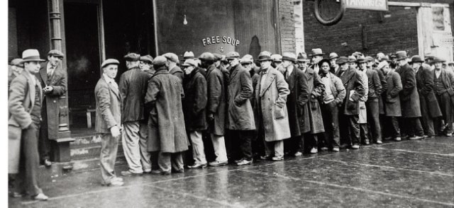 1930년대 초반 대공황으로 직장을 잃은 미국 실업자들이 시카고 무료급식소 앞에 줄을 서 있다. [NARA]