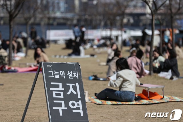 4일 오후 서울 영등포구 여의도한강공원에 그늘막 설치 금지 안내문이 보인다. 서울시는 코로나19 확산 방지를 위해 벚꽃 개화시기인 이달 초부터 윤중로 벚꽃길 전면 통제, 여의도한강공원 주차장 폐쇄, 진·출입로 폐쇄, 한강공원 내 그늘막 설치 단속 등 관계기관과 합동으로 안전관리를 추진한다. © News1