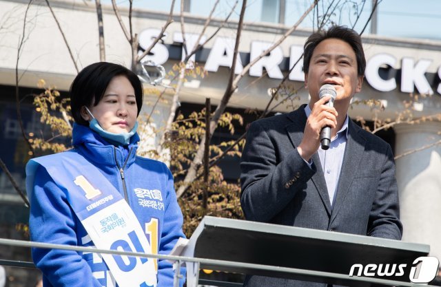 임종석 전 청와대 비서실장이 5일 오후 서울 동작구 남성역에서 열린 이수진 더불어민주당 동작구을 후보 선거유세에서 지지를 호소하고 있다. © News1