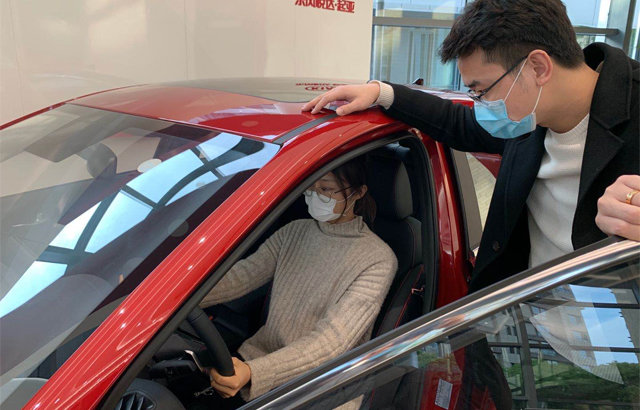 기아자동차의 중국법인 둥펑웨다기아의 직원이 매장에서 판촉 활동을 하고 있다. 현대자동차그룹 제공