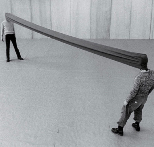 올라퍼 엘리아손은 사회적 거리 두기를 하되 연대는 잃지 말자며 프란츠 에르하르트 발터의 1968년 작품을 공유했다. 인스타그램 캡처