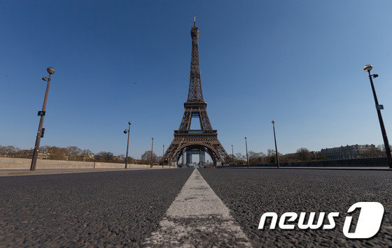 이동금지령이 내려진 프랑스 파리 에펠탑 주변 거리가 텅 비어있다. 2020.3.27/뉴스1 © News1